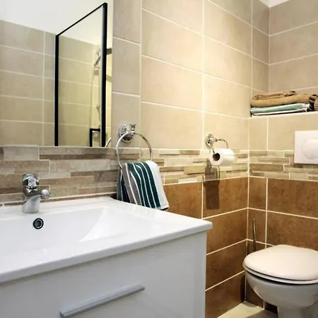 A Ensoleille Proche Centre Et Apartment *