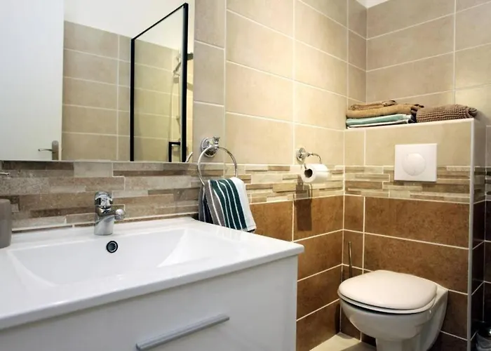 A Ensoleille Proche Centre Et Apartment *
